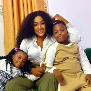 Lizzy Gold Biography : Husband, Baby Daddy, Daughter, Twin Sister & Parents
